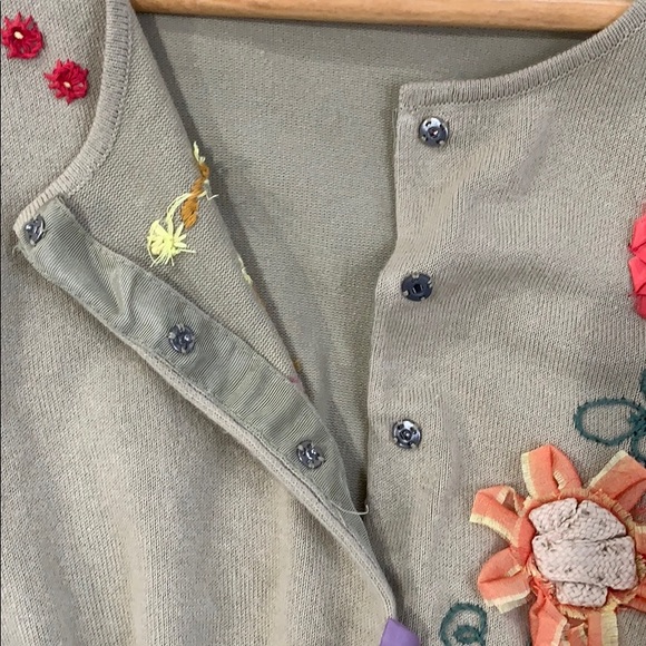 ONE GIRL WHO... Floral Sweater Size S - Picture 5 of 5